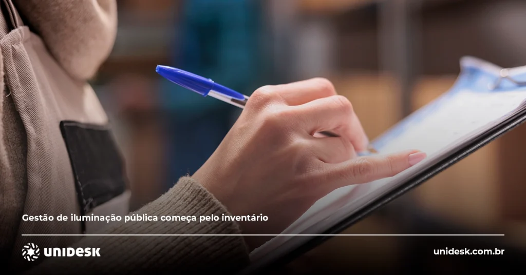 inventário de iluminação pública - gestora fazendo inventário de iluminação pública em projeto de modernização_